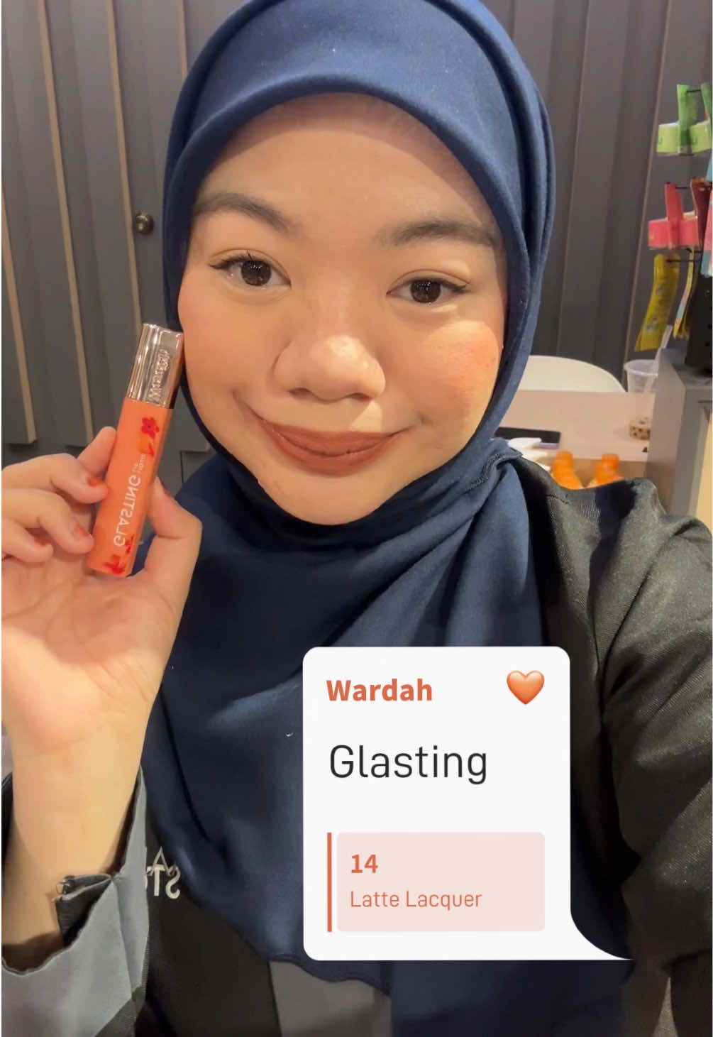 💫 a latte shade that shines beautifully — Wardah Glasting 14. get yours now at Makeup store! 😘 #wardahglastinglip #glastingliquidlip #wardah #fyp 
