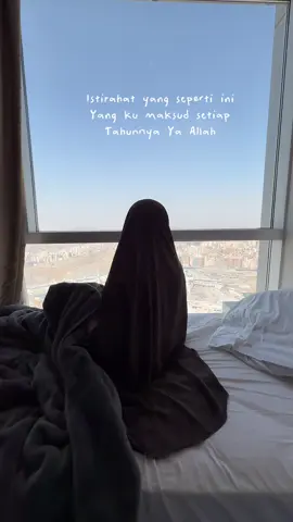 “Di tengah hiruk pikuk kehidupan, Allah beri rehat yang paling indah: waktu tenang bersama anak-anak di Mekah.” Aku doakan smua yang lihat konten ku ini bisa berada dsni dengan orang tersyang Aamiin Ya Mujib