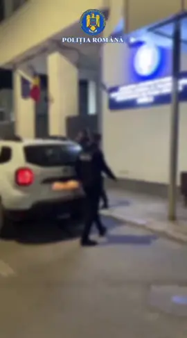 ‼️ Conflict sângeros într-un hotel din Brăila: Un cetățean srilankez, în arest la domiciliu după ce a înjunghiat patru conaționali Un bărbat din Sri Lanka a fost plasat în arest la domiciliu pentru 30 de zile, fiind obligat să poarte o brățară electronică de supraveghere, în urma unei decizii luate de Tribunalul Brăila pe 17 noiembrie. Acesta este anchetat pentru tentativă la omor și tentativă la omor calificat, după un incident violent petrecut în noaptea de 15 noiembrie. Potrivit anchetatorilor, în jurul orei 23:30, pe fondul unui conflict izbucnit în incinta unui hotel, bărbatul i-ar fi atacat cu un cuțit pe alți patru cetățeni srilankezi. Inițial, agresorul a fost reținut pentru 24 de ore de procurori, însă judecătorul de drepturi și libertăți a decis ulterior măsura arestului la domiciliu. #politiabraila #braila #retinut 