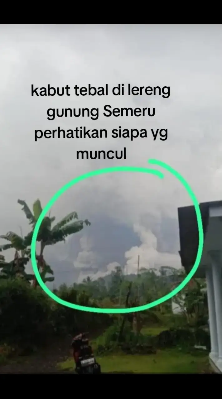 pertanda apa lagi  gunungku  menyemburkan abu vulkanik semoga umat manusia sadar atas kesalahan yg mereka lakukan..