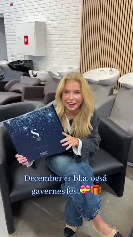 🎁✨ Vi elsker giveaways – så selvfølgelig fortsætter vi! ✨🎁 Denne gang kan du vinde Alfaparfs julekalender, fyldt med 12 skønne låger med lækre produkter og accessories til dit hår 🎄💆‍♀️💛 For at deltage skal du bare: ❤️ Like denne video 📲 Følge OS Frisørartikler.dk på Instagram og TikTok 👯‍♀️ Tagge en veninde i kommentaren, der virkelig trænger til lidt kærlighed til sit hår ⏰ Vi trækker vinderen torsdag d. 27. november – held og lykke! 🍀✨ ⸻ We love giveaways – so why stop now? 🎁✨ This time you can win the Alfaparf Christmas Calendar, packed with 12 lovely doors filled with hair products and accessories 🎄💛 To enter: ❤️ Like this video 📲 Follow OS Frisørartikler.dk on Instagram and TikTok 👯‍♀️ Tag a friend in the comments who could really use some love for her hair ⏰ The winner will be announced Thursday, November 27th – good luck! 🍀✨