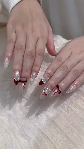 Sắc đỏ  kết hợp mắt mèo – hoàn hảo cho mùa lễ ✨ Set móng ngọt ngào nhưng vẫn sang trọng tuyệt đối 🎄💛 #nail #flamingonail #christmasnails #nailgiangsinh #naildesigns 