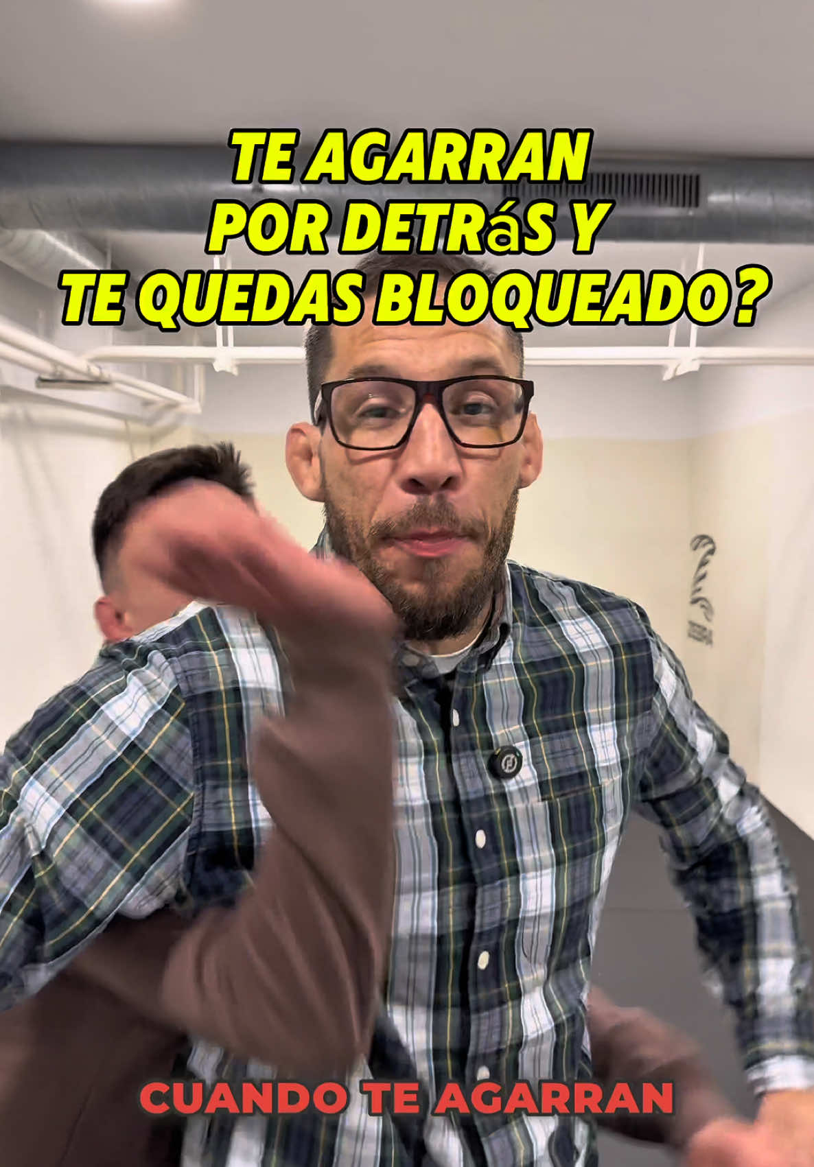 Te agarran por detrás y te bloqueas? 😅 3 respuestas simples para cinturón blanco: doble nelson, agarre a la cintura y agarre al cuello (con bonus de llave voladora solo para jiujitseros 🥋). Guarda el vídeo y etiqueta a tu compañero de defensa personal. 👇 #BJJ #DefensaPersonal #JiuJitsu #ArteSuave #OSSABJJ