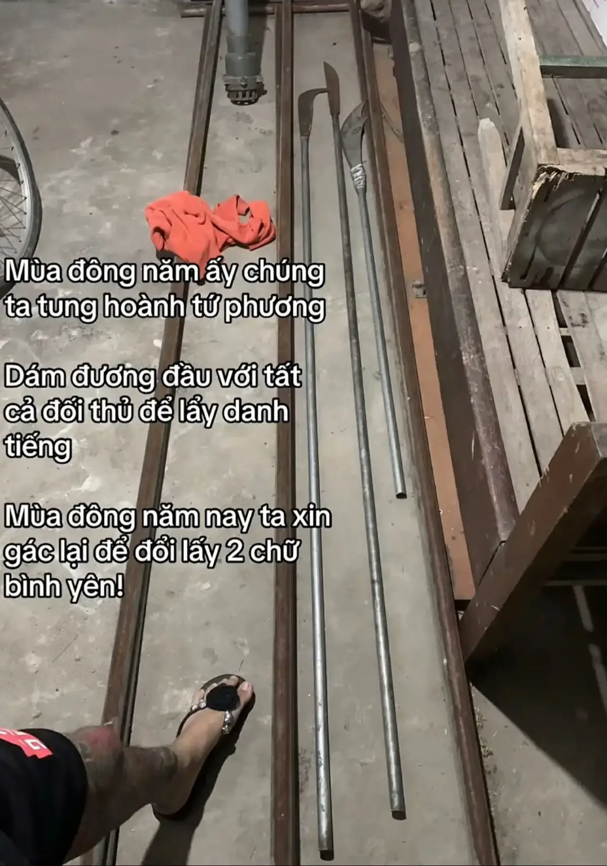 Năm 15,16 tuổi tôi đua xe sẵn sàng cầm đồ đi đánh nhau khi có ai xúc phạm hay thách thức tôi để hơn thua, khẳng định mình. Đến khi 17,18 tuổi tôi gặp lại những người năm đó, tôi đã để cho họ hơn mình vì thứ tôi cần bây giờ là bình yên. #quynhcoi#xh 