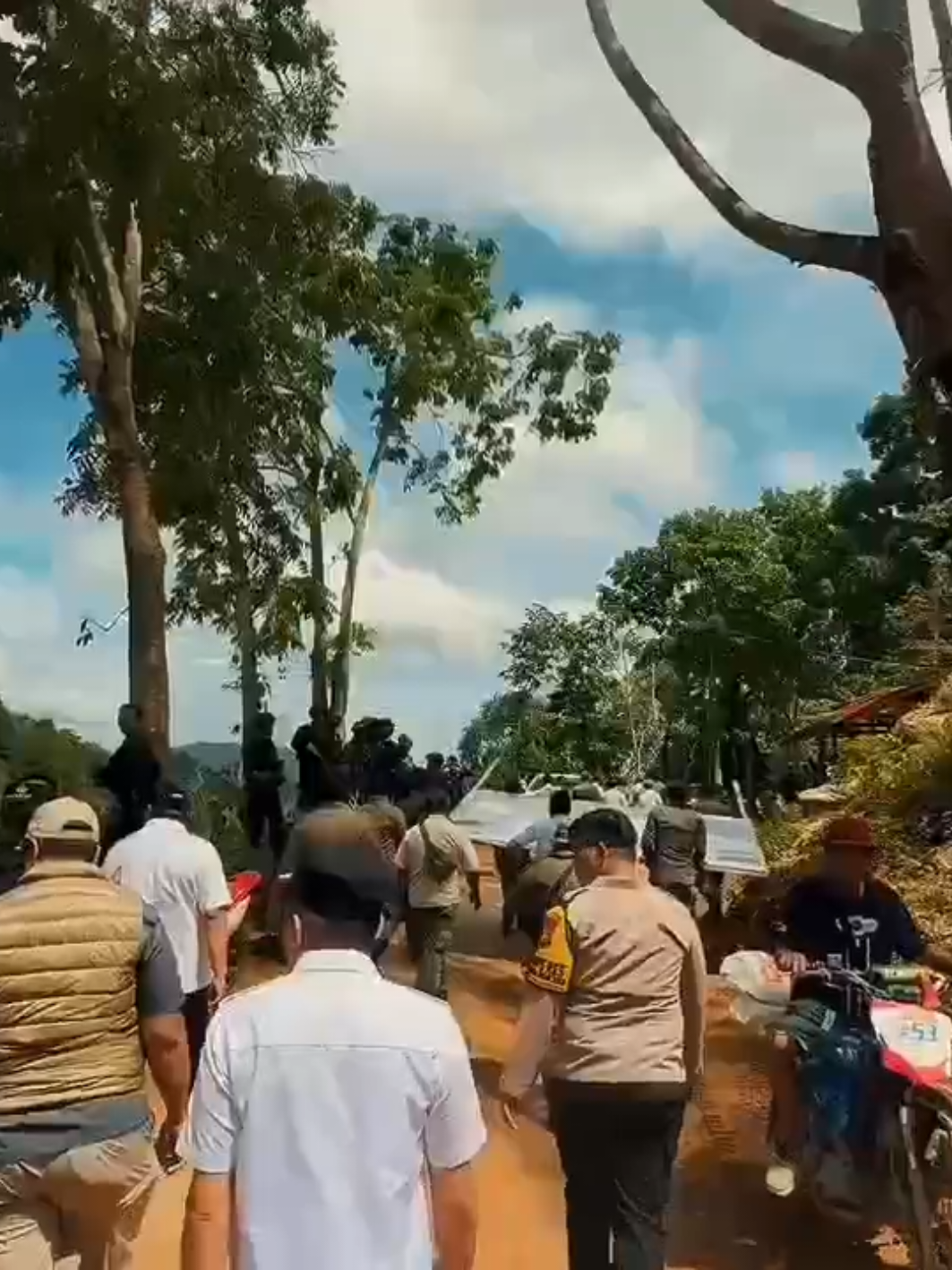 Penertiban pertambangan tanpa ijin di Kebun Raya Megawati Soekarno Putri Ratatotok oleh Polres Mitra, Polda Sulut dan Pemkab Minahasa Tenggara, Rabu (19/11/2025). Turun langsung ke lokasi, Dir Reskrimsus Polda Sulawesi Utara Kombes Pol. FX. Winardi Prabowo, S.I.K., Kapolres Mitra AKBP Handoko Sanjaya, S.I.K., M.Han., Bupati Mitra Ronald Kandoli dan Wakil Bupati Fredy Tuda, melibatkan personel BKO Sat Brimob Polda Sulut, personel Polres Mitra, TNI, SatPol.PP dan Satgas Kebun Raya Megawati Soekarno Putri. Pada kegiatan tersebut juga dilakukan pemasangan Baliho Larangan Melakukan Penambangan, Penggalian maupun Pengerusakan di Kawasan Hutan Kebun Raya.