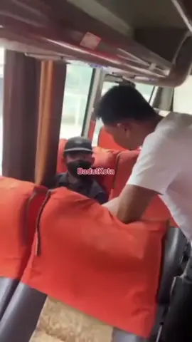 Tawuran antar pelajar kembali terjadi di Kabupaten Magelang, bahkan kali ini sampai memakan korban jiwa. Seorang remaja berinisial R (14) meninggal dunia setelah terlibat bentrokan antara kelompok dari SMP dan MTS di Kabupaten Magelang, Jum’at (7/11/2025) sore. Sementara dua korban lain, FKM (14) dan MFP (14), mengalami luka dan sempat dirawat di rumah sakit. Peristiwa bermula dari aksi saling tantangan melalui media sosial Instagram. Sekitar pukul 17.30 WIB, kedua kelompok bertemu di wilayah Pasuruhan, Mertoyudan. Saat bentrokan berlangsung, salah satu pelaku berinisial MA (17) mengeluarkan senjata tajam jenis celurit. Pelaku kemudian menyabetkan celurit ke arah korban MFP hingga menyebabkan motor yang ditumpangi korban oleng dan menabrak trotoar. Akibat kejadian itu, tiga pelajar terjatuh dan R meninggal dunia setelah dirujuk ke RSUD Tidar. Polisi menyita sejumlah barang bukti, di antaranya sebilah celurit sepanjang 80 cm, beberapa potong jaket, celana, serta satu unit sepeda motor Honda Beat bernopol AA 2282 UC. Tiga saksi telah dimintai keterangan untuk memperkuat penyidikan. Kapolresta Magelang Kombes Pol Herbin Sianipar melalui Wakasatreskrim, Akp Toyib Riyanto, menegaskan pihaknya bergerak cepat menindaklanjuti laporan masyarakat. Pelaku kemudian menyabetkan celurit ke arah korban MFP hingga menyebabkan motor yang ditumpangi korban oleng dan menabrak trotoar. Akibat kejadian itu, tiga pelajar terjatuh dan R meninggal dunia setelah dirujuk ke RSUD Tidar. Polisi menyita sejumlah barang bukti, di antaranya sebilah celurit sepanjang 80 cm, beberapa potong jaket, celana, serta satu unit sepeda motor Honda Beat bernopol AA 2282 UC. Tiga saksi telah dimintai keterangan untuk memperkuat penyidikan. Kapolresta Magelang Kombes Pol Herbin Sianipar melalui Wakasatreskrim, Akp Toyib Riyanto, menegaskan pihaknya bergerak cepat menindaklanjuti laporan masyarakat. Polisi mengimbau masyarakat untuk segera melapor jika mengetahui adanya indikasi tawuran atau kekerasan. “Kami berharap peran orang tua, sekolah, dan masyarakat lebih aktif dalam mencegah aksi tawuran yang merugikan generasi muda,” pungkasnya. #fypage #foryou #magelang #magelang24jam #polrestamagelanghadir 