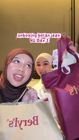 unboxing belanjaan KL day 1 with kak @cż🌷 anyway kalau kalian mau beli parfum mini size di KL coba ke parents company bukit bintang, kalau store beryls juga udah ada di Lot 10 nya!💞 #kualalumpur 