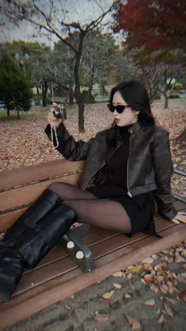 Chồng t hỏi sao VN làm ra được mấy cái nhạc cuốn thế 😆 Boots, áo, chân váy có hàng ở ig by_plyn nè