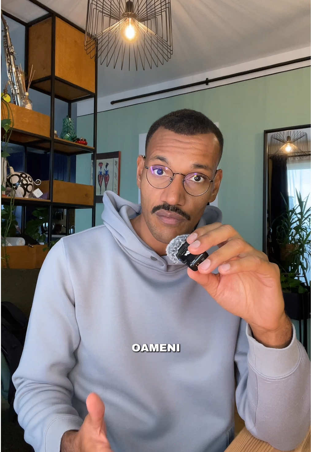 Când ai un restaurant de nișă — fără gluten, vegan sau cu meniu pentru colon iritabil — nu vin clienții “din oficiu”. Trebuie să le arăți de ce e relevant pentru ei. Nu doar pentru cei cu intoleranțe, ci și pentru cei care vor să mănânce mai ușor, să nu le fie greu la stomac, să-și atingă aportul de proteină sau să evite “meniul standard” cu ceafă și cartofi. Aici intră în joc contentul video. Nu convinge. Aprinde beculețe. Și dacă ai o bucătărie bună, merită să te filmezi.