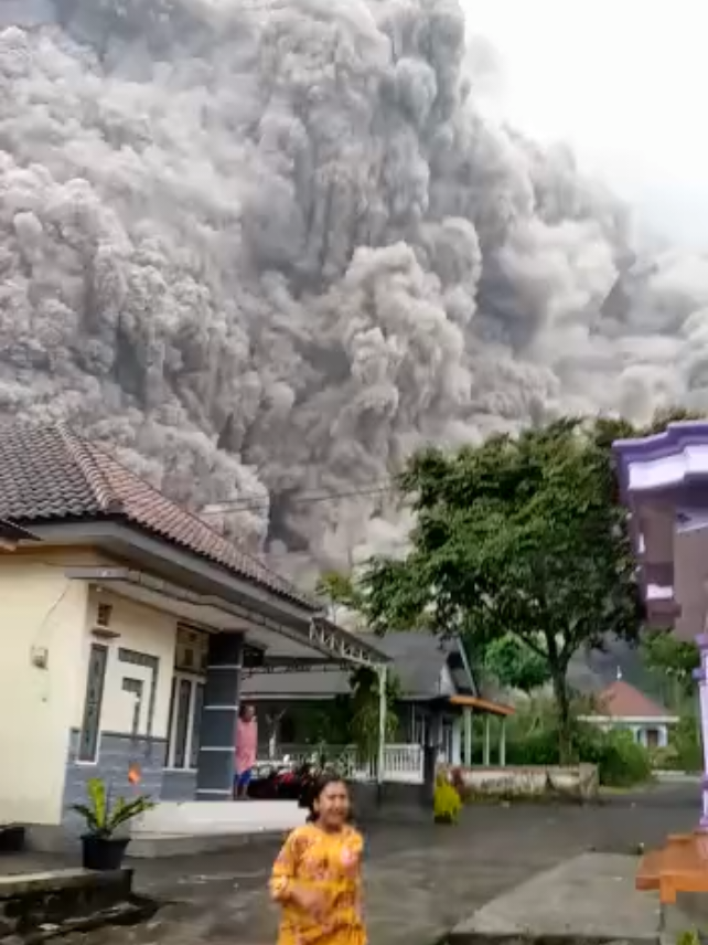 Erupsi Gunu g Semeru hari rabu tanggal 19 november 2025 pukul 16:00. Semoga tidak ada korban jiwa. #semerulumajang #lumajang #semeru #gunungsemeru #fyp 
