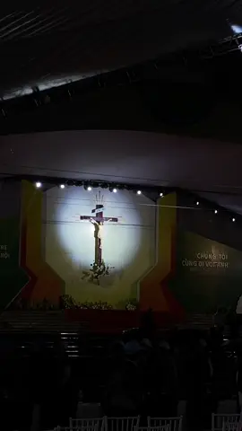 Lạy Chúa, sau những ngày ở Đại hội Giới trẻ, sau những bước chân ướt mưa ở Thái Bình, con thấy trái tim mình như được ai đó ôm vào một vòng tay thật hiền. Giữa bao khuôn mặt anh chị em cùng đức tin, con nhận ra Ngài vẫn luôn âm thầm đi bên con, nhẹ như giọt sương sớm chạm vào da, mà sao lòng con lại ấm đến lạ. Khi con bước đi trên Đàng Thánh Giá, con như chạm vào một tình yêu mà đôi lúc vì bận lớn lên, vì bận buồn, con đã để rơi ở đâu đó. Nhưng chỉ cần ngước nhìn lên Thánh Giá, con biết có một tình yêu chưa từng rời bỏ con, kể cả khi con yếu đuối, kể cả khi con còn chênh vênh giữa đời. Lạy Chúa, xin cho những lúc tim con mỏi, những lúc cuộc sống đè lên con những nỗi nặng riêng, con vẫn biết trở về và nhìn lên Thánh Giá — để bỏ lại ưu phiền, để trái tim nhẹ lại, để con có thể bước tiếp mà không sợ ngã. Hôm nay, và cả những ngày con chưa thể nhìn thấy trước, con chọn Thánh Giá là đường của con. Xin Ngài ở trong từng hơi thở con, để con sống hiền hơn, bình an hơn, và yêu cuộc đời này bằng một trái tim đã được chạm đến bởi Ngài. Con xin tạ ơn Chúa. #đhgtgthn2025 