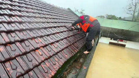 Chiều nay đội hỗ trợ di dời dân…gặp nhà 2 ông bà ngập cao… thấy 2 ông bà ngồi phía trong kêu cứu mà ứa nước mắt 🥹 #lũlụt #binhdinh #quynhon #xuhuong 
