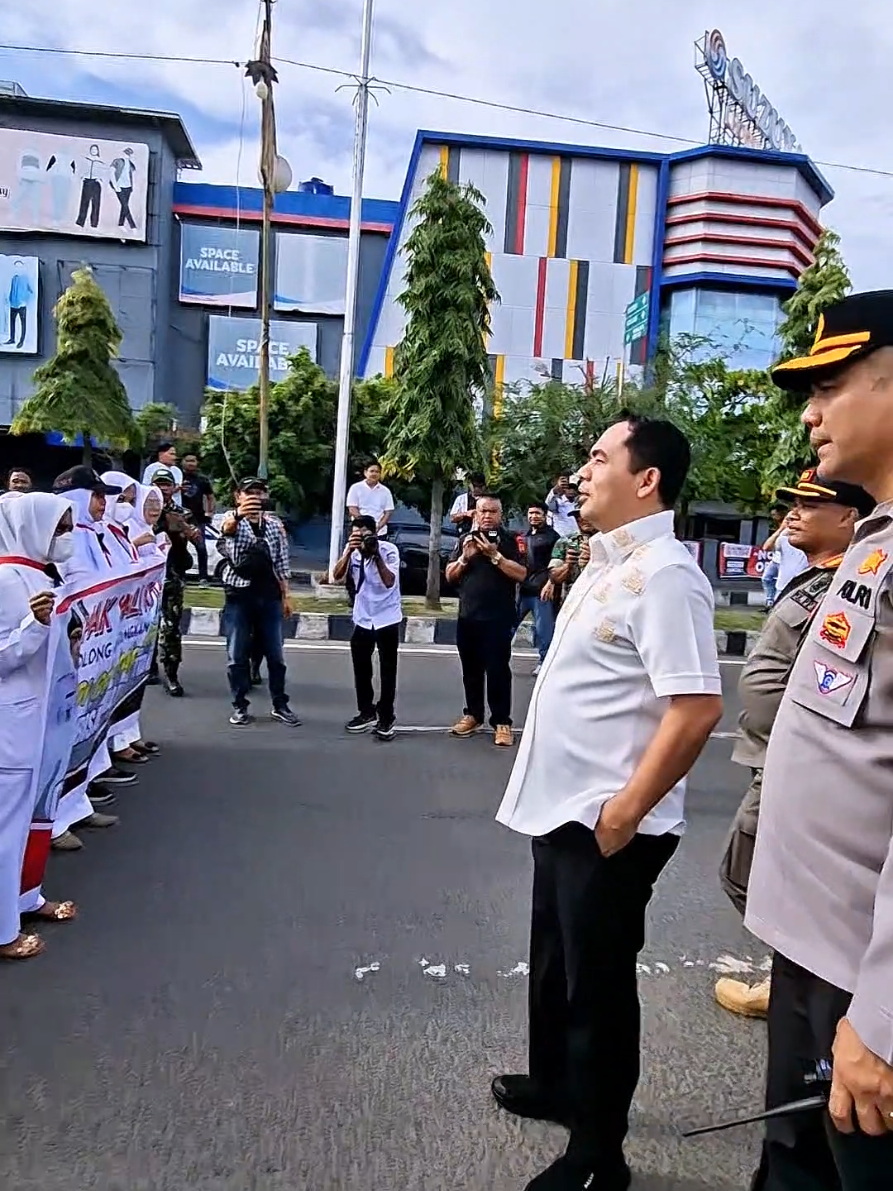 Wali Kota Lhokseumawe,  Sayuti Abubakar Sapa Tenaga Nakes yang melakukan aksi di depan Kantor Wali Kota setempat, Rabu (19/11/2025). #nakes #lhokseumawe #nondatabase #paseimages 