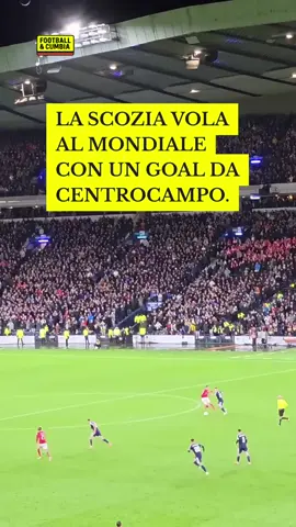 La Scozia ha chiuso un digiuno lungo ventisei anni. A Glasgow, contro la Danimarca, è arrivato il 4–2 che vale la qualificazione diretta al Mondiale 2026. Un girone complicato, chiuso davanti ai danesi grazie a una partita giocata senza pause: McTominay in rovesciata, Tierney al 93’, McLean da metà campo. La Tartan Army ha visto una nazionale capace di reggere la pressione e di spingere fino all’ultimo metro, attraversando un gruppo che con Grecia e Bielorussia non lasciava margini di errore. La Scozia torna dove mancava dal 1998. Torna in un Mondiale allargato, ma conquistato sul campo. Senza calcoli. Senza aiuti. Solo gol e resistenza. #Scotland #WorldCup2026 #TartanArmy #FootballHistory