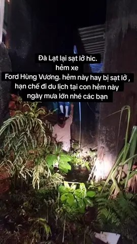 sạt lở,1 bé bị kẹt lại trong WC , may mà cứu hộ đến  kịp thời 🥹#DaLat 