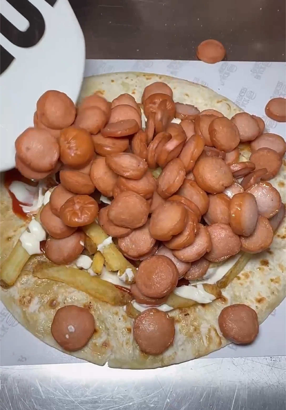 Würstel, patatine fritte, provola affumicata e una vrangata di kociac e maoè 😍 Piadina Wurstelina, c’è chi la ama e chi mente 🐷❤️ #blackburger #piadina #tortilla #burrito #wurstel #patatine #patatinefritte ##ketchup##maionese##eatfoodporn##madonnacomegodo##frattamaggiore##napoli