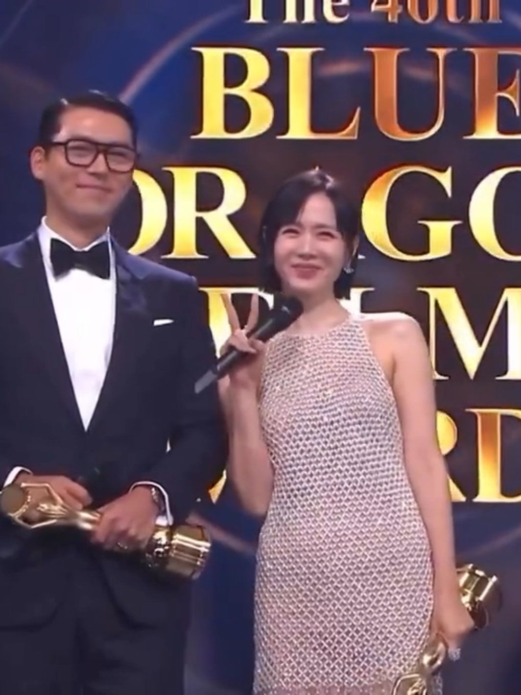 cute overload 😍😍 #binjincouple #sonyejin #hyunbin #bluedragonawards 
