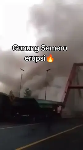 Gunung Semeru erupsi sore tadi #gladakperak #erupsigunungsemeru #prayforsemeru #tetapwaspada #foryoupage 