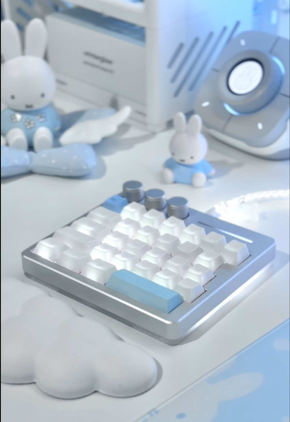 One-handed gaming keeb?? This is the @KiiBOOM Cybrix29 ✨ a rapid-fast wired gaming keeb ⚡️ it’s a one-handed keyboard with an ultra fast 8k polling rate, magnetic switches with adjustable actuation, programmable knobs, and a CNC aluminum + acrylic design. Perfect for competitive gaming! Would you try this? 💭 🔗 in bio 🛒 . . . #gamingkeyboard #kiiboom #Valorant #keebs #typingtest 