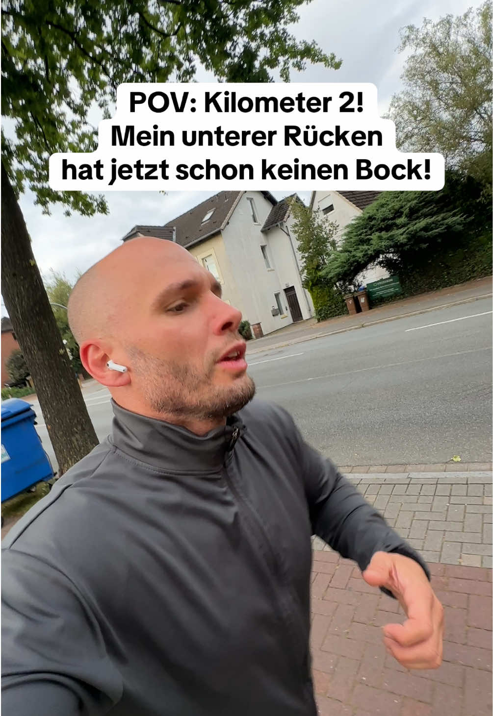 Mein unterer Rücken macht Drama bei km 2 und das passiert oft, wenn man zu kalt startet. Ein 3–5 Minuten Warm-up kann euch so viel Schmerz und Frust sparen: ✓ Hüftbeuger aktivieren ✓ Core kurz anfeuern ✓ leichte Mobilität fürs Becken Oft ist es nicht der Rücken, der schwach ist, sondern der Körper, der noch schläft. Speichert euch das ab für euren nächsten Run.