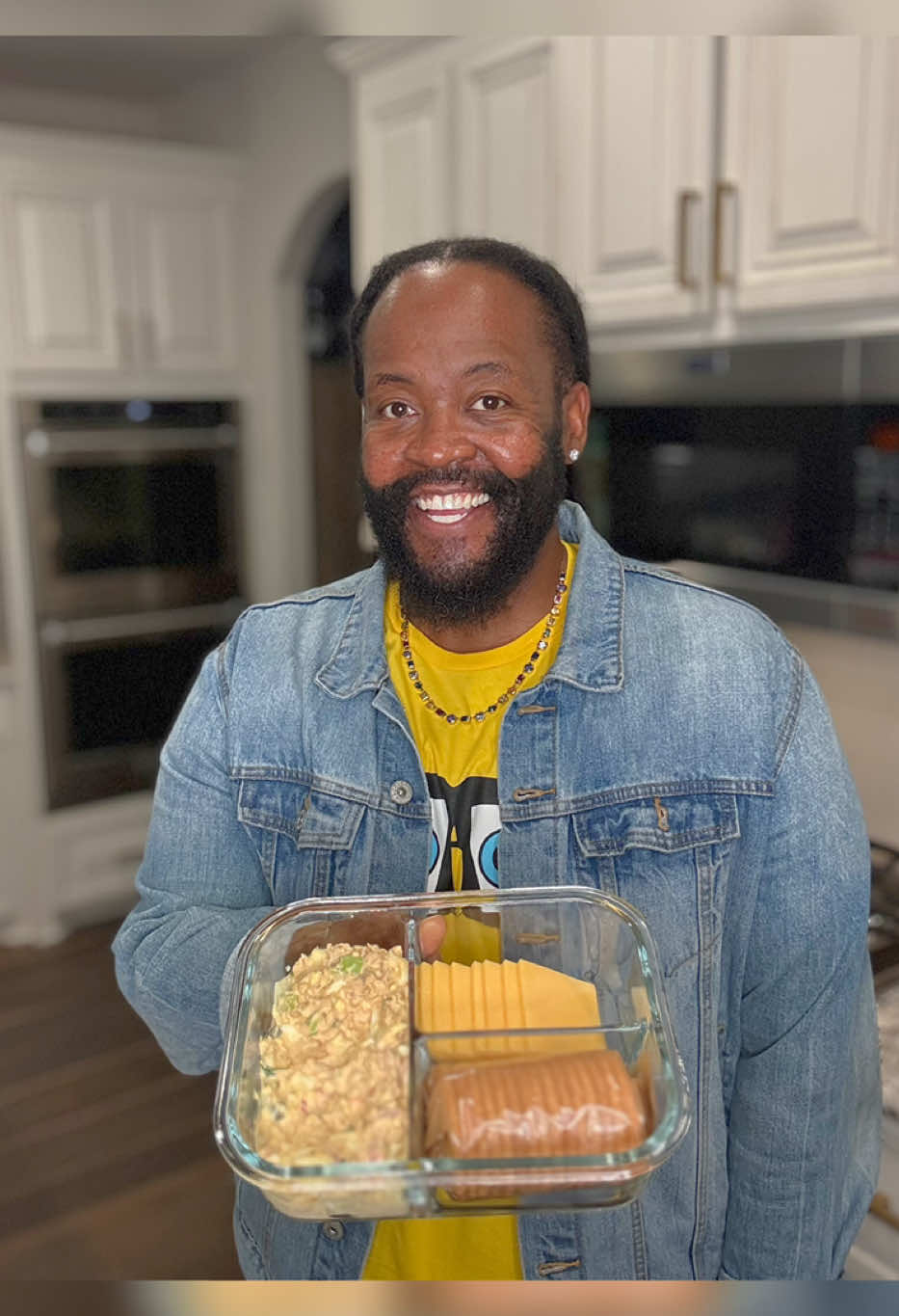 Not sure who needed to hear this, but quit wasting your money on fast food and make yourself a High Protein Adult Lunchable! Here’s another easy High Protein adult lunchable idea for you to save and make later! I personally love making adult lunchables because they’re super EASY to make and they’re great for a snack or a meal depending on how hungry you are! This one includes: ♦️ Tuna and Egg Salad 40g protein ♦️ Gouda Cheese 20g protein ♦️ & Wheat Ritz Crackers  I say it all the time, but meal prep doesn’t have to be complicated. We just have to be prepared! If this something you would make do me a favor and hit that 🖤, drop a comment 📝, save for later 📌, and share with a friend! #asmr #snackbox #easysnacks #snackideas #adultlunchables