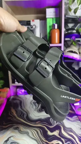 sandal slip-on dari limitless ringan empuk lentur anti slip desain keren cocok dipakai saat musim hujan jadi aman saat basah-basahan.  #sandalgunung #sandallimitless #sandaladventure #gajiansale 