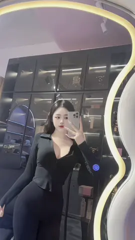 Còn chưa có múi tình đầu 🥹