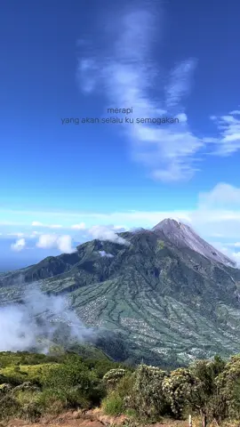 kalau ga ke merbabu, ga akan pernah tau kalau merapi segagah itu. merapi yang akan selalu ku semogakan #gunungmerapi #gunungmerbabu #ceritapendakian #pendakigunung #pendakicantik 