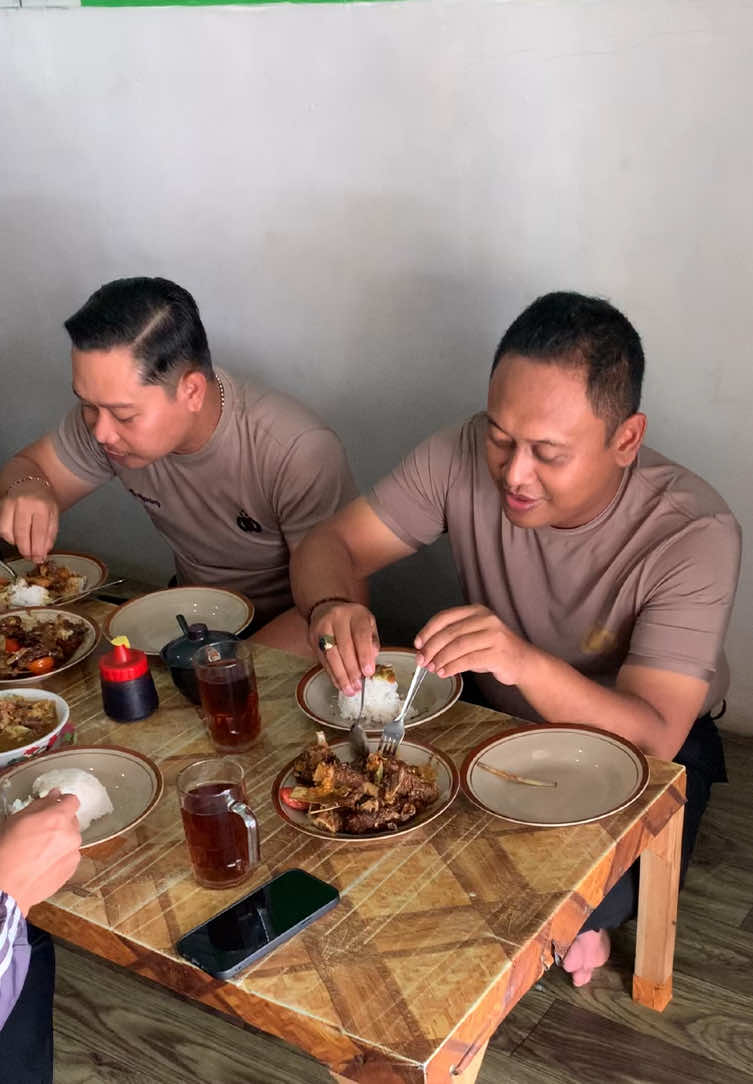 Mohon Ijin, terimakasih bapak2 anggota polres jepara sudah mampir 😇🙏   ————————————— Buka senin-sabtu pukul 09.00 sampai habis!!! ————————————— 📍Jl. Raya jepara-bangsri km3, depan RSI sultan hadirin kuwasen, Jepara. (082322955664)  #satekambingjeparambakaan #satekambingjepara #kulinerjepara #tengklengjepara #polresjepara 