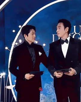 gemesss bangeeet 🤣 #bluedragonawards2025 #kimwoobin #leekwangsoo #leesunbin 