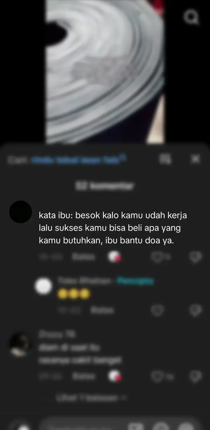 nama paling lembut yang pernah kupanggil, tempat paling aman yang pernah kupulang. Dalam diammu ada kekuatan, dalam sabarmu ada pelukan yang bahkan dunia tak mampu menggantikannya. Engkau menangis dalam sunyi agar anakmu bisa tertawa keras. Engkau lelah bertahun–tahun agar anakmu bisa berjalan jauh. Mama… kau tak pernah meminta balasan, cukup melihatku tumbuh, itu sudah menjadi hadiah yang kau simpan di hati. Aku mungkin tak selalu mengerti betapa berat langkahmu dulu, tapi kini aku tahu— cintamu adalah perjalanan panjang tanpa henti, tanpa pamrih. Semoga kelak aku bisa membalas segala yang tak terlihat itu, meski aku tahu takkan pernah cukup. Untuk Mama… tetaplah sehat, tetaplah tersenyum. Karena seluruh duniamu, adalah alasan aku berdiri hari ini.