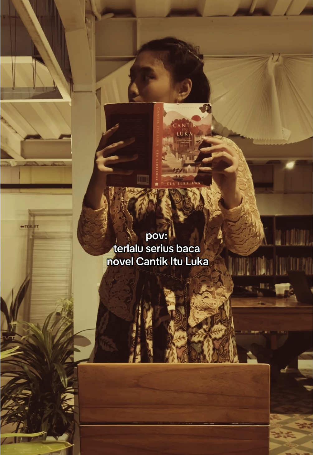 @Mbak Yu — Berkebaya 🪷 terhanyut dalam kisah Dewi Ayu dalam Cantik Itu Luka, terkutuk dengan kecantikannya 💔 #sejarah #sejarahindonesia #kebaya 