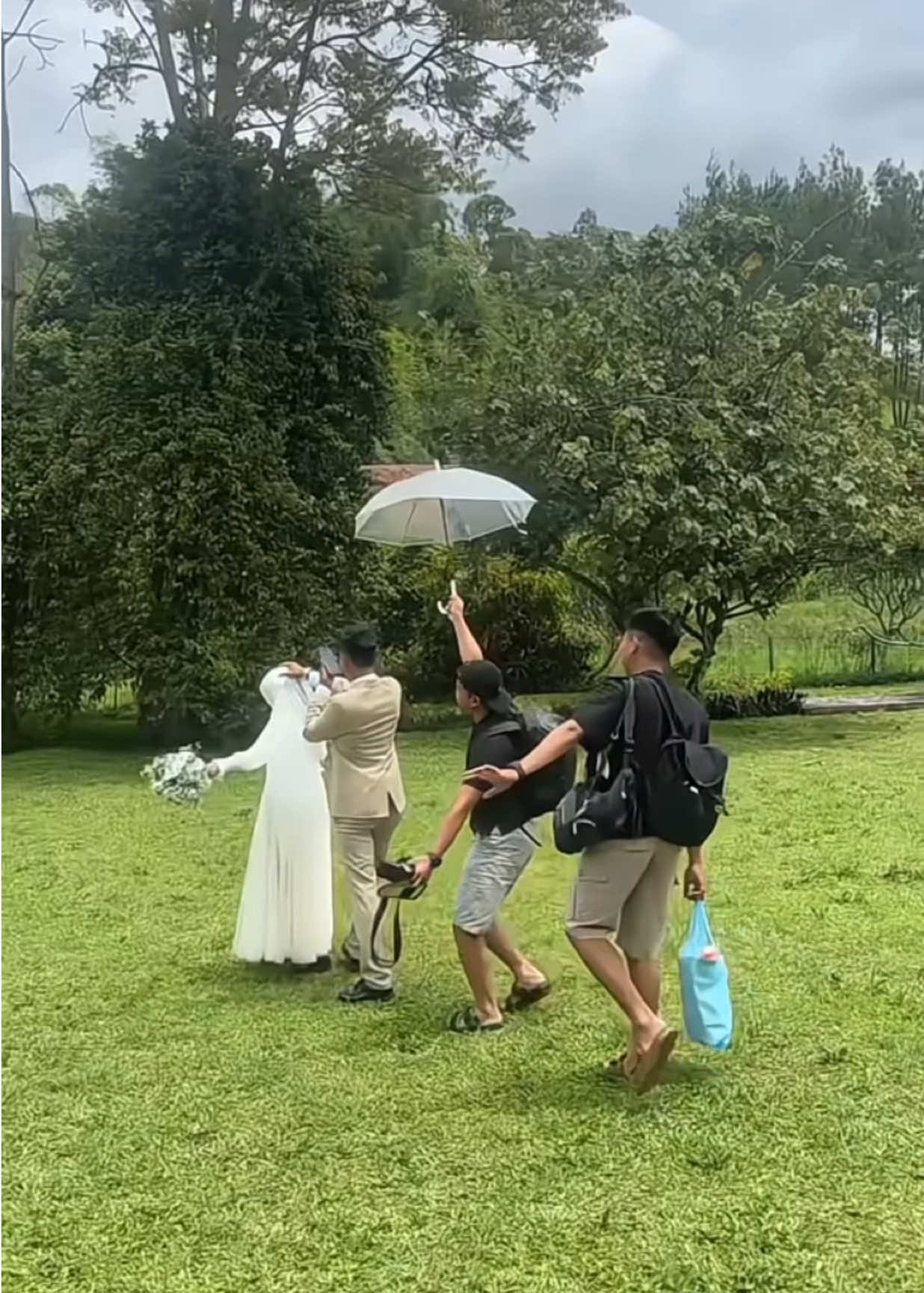 Ada yg ketagihan BTS lagi?  #muagarut #kebunmawar #fyp #tren #prewedding 