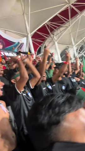 ইন্ডিয়া আমাদের সাথে বিগত ম্যাচ গুলোতে যা করেছে তা সুদে আসলে আল্ট্রাসের পক্ষ থেকে তাদের খেলোয়াড়দের সামান্য আপ্যায়ন করা হলো,সুশীলতা দেখানোর দেখানোর টাইম নাই😑#bangladeshfootballultras  #bangladesh🇧🇩 vs #india 