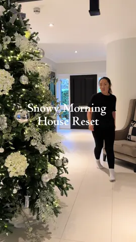 It’s snowed so heavy for an hour and it disappeared 😭😭 I was getting so excited too! #houserest #cleanwithme #tidyhome #homeinspo