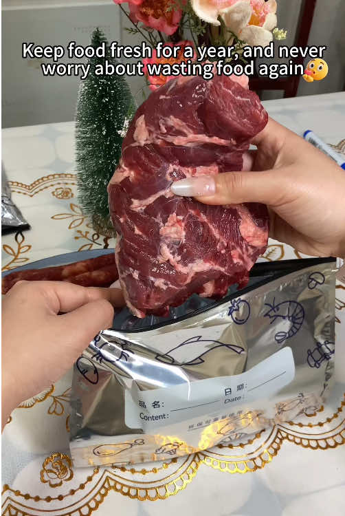 Stop wasting food at home! This aluminum foil food storage bag keeps sausages and cured meats fresh for a whole year! Double zipper seal, no odor mixing, fridge & freezer safe, washable & reusable! Great value & FREE shipping today! #kitchenhack #foodsave #foilbag #reusablebag #foodstoragebagmealprep     