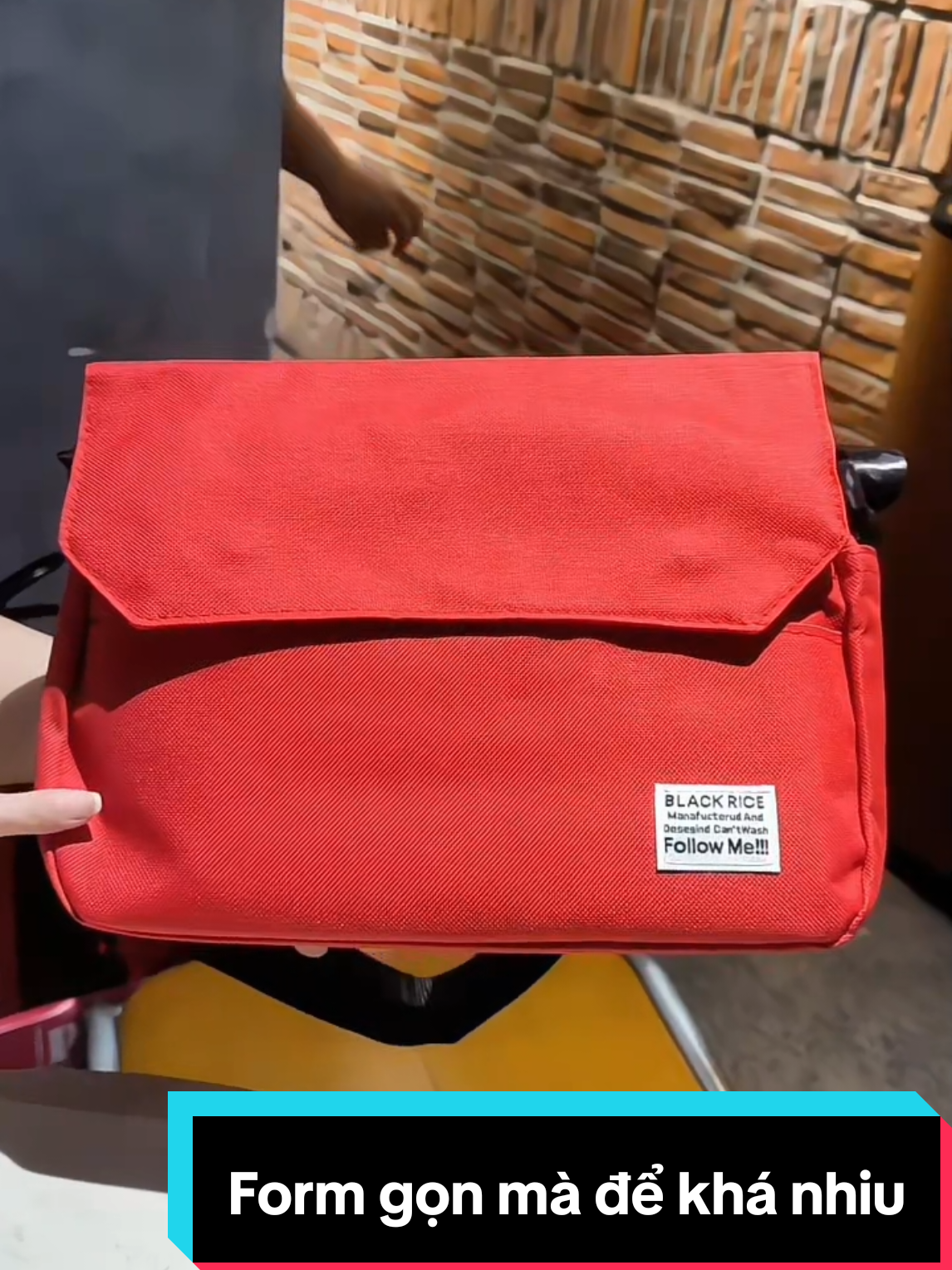 “Túi gọn mà mang theo cả ngày vẫn thoải mái. Chất vải bố chắc tay, đựng đồ đi làm – đi chơi đều ổn. Mình dùng mấy hôm nay thấy tiện nên lên chia sẻ cho ai đang tìm túi bền, hợp nhiều outfit.” #tuideocheo #tuivaibo #tuidaily #TiktokShop #bagstyle 