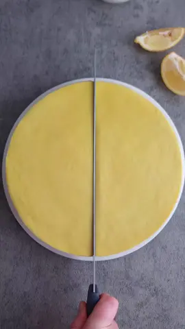 Crêpes cake au citron  Pour une vingtaine de crêpes :  380g de farine  6 œufs  2 jaunes d'œufs  40g de sucre  1càc de sel 40g d'huile  1L 100 de lait  Vanille 40g de beurre fondu  Mélangez le sucre, la vanille, le sel et la farine. Ajoutez les œufs et l'huile et mélangez. Ajoutez progressivement le lait et fouettez jusqu'à l'obtention d'un appareil lisse, ajoutez le beurre. Faites cuire les crêpes d'un seul côté. Le lemon curd :  3 œufs  80g de sucre  Zeste d'un citron  100g de jus de citron  30g de beurre  Mélangez les œufs avec le sucre, ajoutez le jus de citron et le zeste, portez à ébullition. Ajoutez le beurre hors du feu. Crème au mascarpone :  250g de mascarpone  500g de crème entière froide  70g de sucre  🇬🇧 Lemon Crepe Cake  For about 20 crepes: 380g flour 6 eggs 2 egg yolks 40g sugar 1 tsp salt 40g oil 1.1L milk Vanilla 40g melted butter Mix the sugar, vanilla, salt, and flour. Add the eggs and oil and mix. Gradually add the milk and whisk until smooth, then add the butter. Cook the crepes on one side only. Lemon Curd: 3 eggs 80g sugar Zest of 1 lemon 100g lemon juice 30g butter Mix the eggs with the sugar, add the lemon juice and zest, and bring to a boil. Remove from heat and stir in the butter. Mascarpone cream: 250g mascarpone cheese 500g cold heavy cream 70g sugar