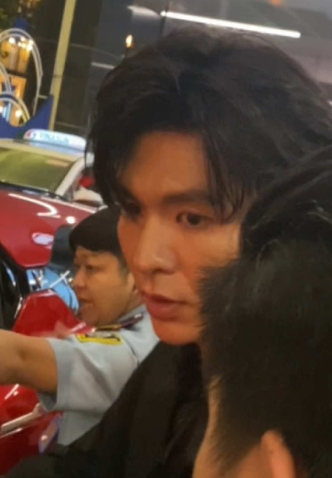 Ngắm trọn bờ vai của Hai, cụ thể lại đứng sau lưng Hai, cách một anh security🤭Lúc nào cũng nghe được câu