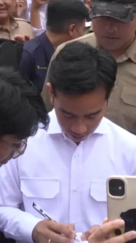 Saat tugas di Pulau Pramuka, saya menyempatkan untuk mengunjungi SDN Pulau Panggang 02 Pagi, SMPN 133 Jakarta, dan SMAN 69 Jakarta. Kita pastikanagar kegiatan belajar mengajar, sarana prasarana, dan implementasi program strategis pemerintah seperti Makan Bergizi Gratis (MBG) juga digitalisasi pendidikan berjalan dengan baik.