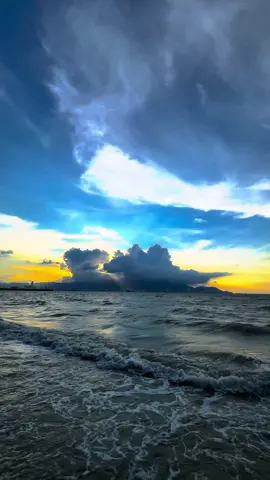 Sunset beach🌅🌴🌴🌊🌊🌊 #sunset🌅🌅🌅view😍🔥⚡️  #sunset🌅🌅🌅beach🌴🌊💦  #sunset🌅🌅🌅lover🦋💛🦋💛🦋  #healing_through_nature🔥🦋🦋🔥  #fypシ゚viral🖤tiktok☆♡🦋myvideo🤗foryou🩶🩶🩶💛💛💛🩵🩵🩵