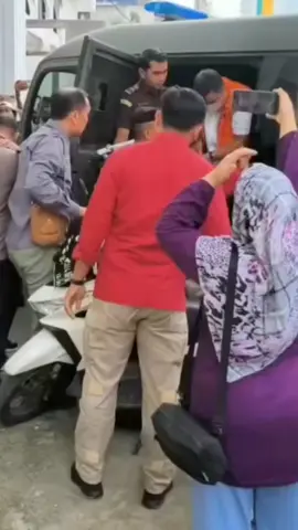 Topan Obaja Putra Ginting (mantan Kadis PUPR Sumut) menjalani sidang perdana kasus suap proyek pembangunan jalan di PN Medan. Topan menangis sebelum sidang dimulai saat menyalami keluarganya. Sidang digelar Rabu, 19 November 2025 dengan agenda pembacaan dakwaan JPU KPK. Topan dan terdakwa lain, Rasuli Efendi Siregar (PPK UPT Gunung Tua), hadir sekitar pukul 10.20 WIB dengan pengawalan polisi. Majelis hakim dipimpin Ketua PN Medan Maddison bersama hakim anggota Rurita Ningrum dan Asad Rahim Lubis. Perkara terdaftar dengan nomor 167/Pid.Sus-TPK/2025/PN Mdn. Dalam dakwaan, KPK menyebut dua kontraktor, Akhirun Piliang dan Rayhan Dulasmi Piliang, memberi suap dan janji fee Rp4,04 miliar kepada pejabat PUPR Sumut dan BBPJN Sumut. Topan didakwa menerima commitment fee hingga 5% dari nilai kontrak proyek. Rasuli didakwa menerima fee 1%. Rincian penerima uang lainnya