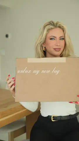 @Vivrelle gave me one month free to try their service and they knew what they were doing with that bc NOW IM SOLD. This bag is insane but it’s seasonal! Now I can swap it out for something fun and new next month 💼 ilysm Vivrelle if you want to gift me another free month I won’t say no 😉😉😉 #vivrelle #vivrelleunboxing 