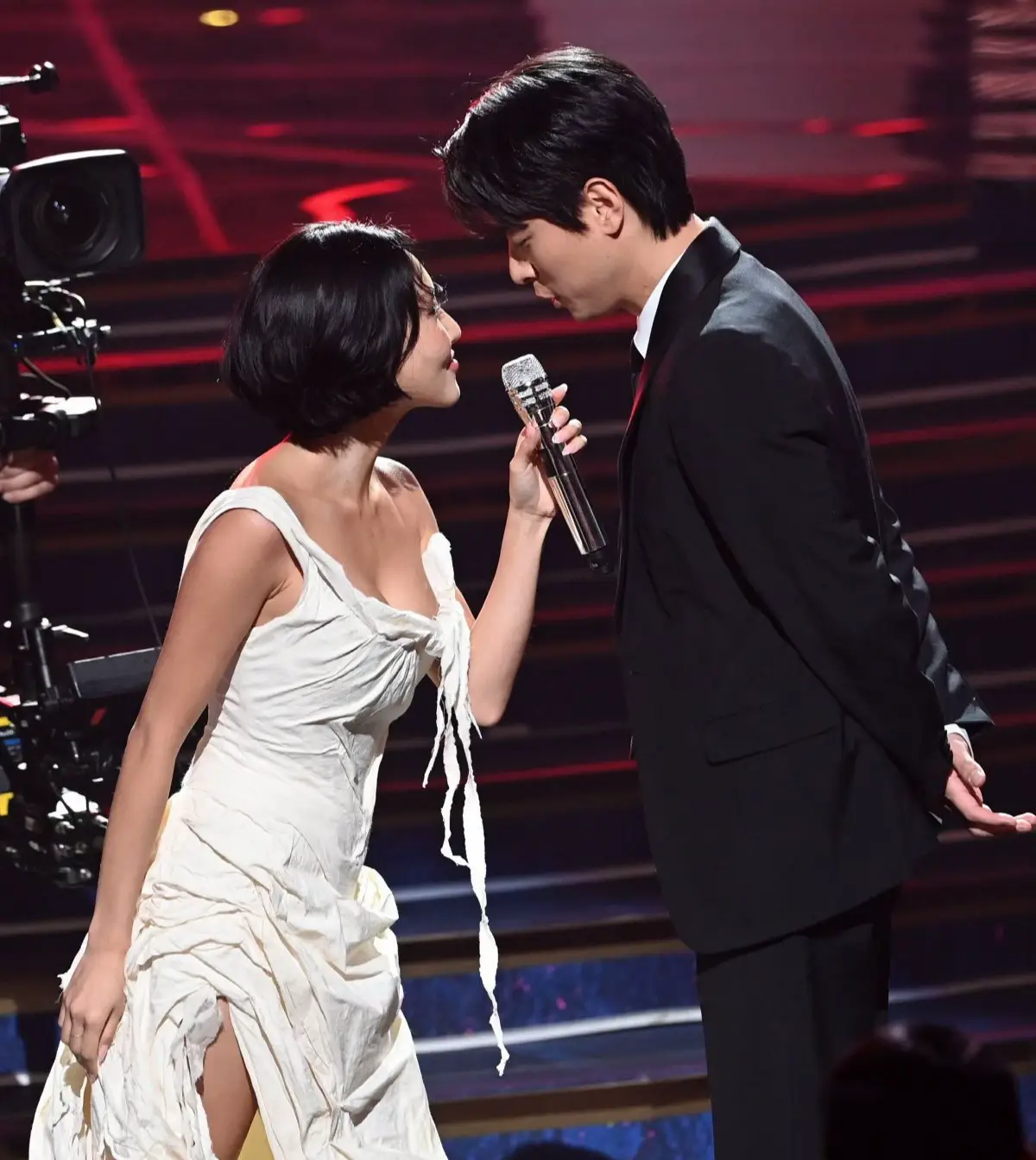 YAAALLLLLLLLLL HWASA AND JEONGMIN PERFORMING IN BLUE DRAGON AWARD 🎉🥳😍🥰☺️ I’m not freaking out alone I’m so happy  #parkjeongmin #박정민 #hwasa #hwasagoodgoodbye #bluedragonawards 