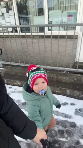 Am făcut un om mic de zăpadă ❄️☃️ #foryoupage❤️❤️ #goviral #snow #snowman #fyf 