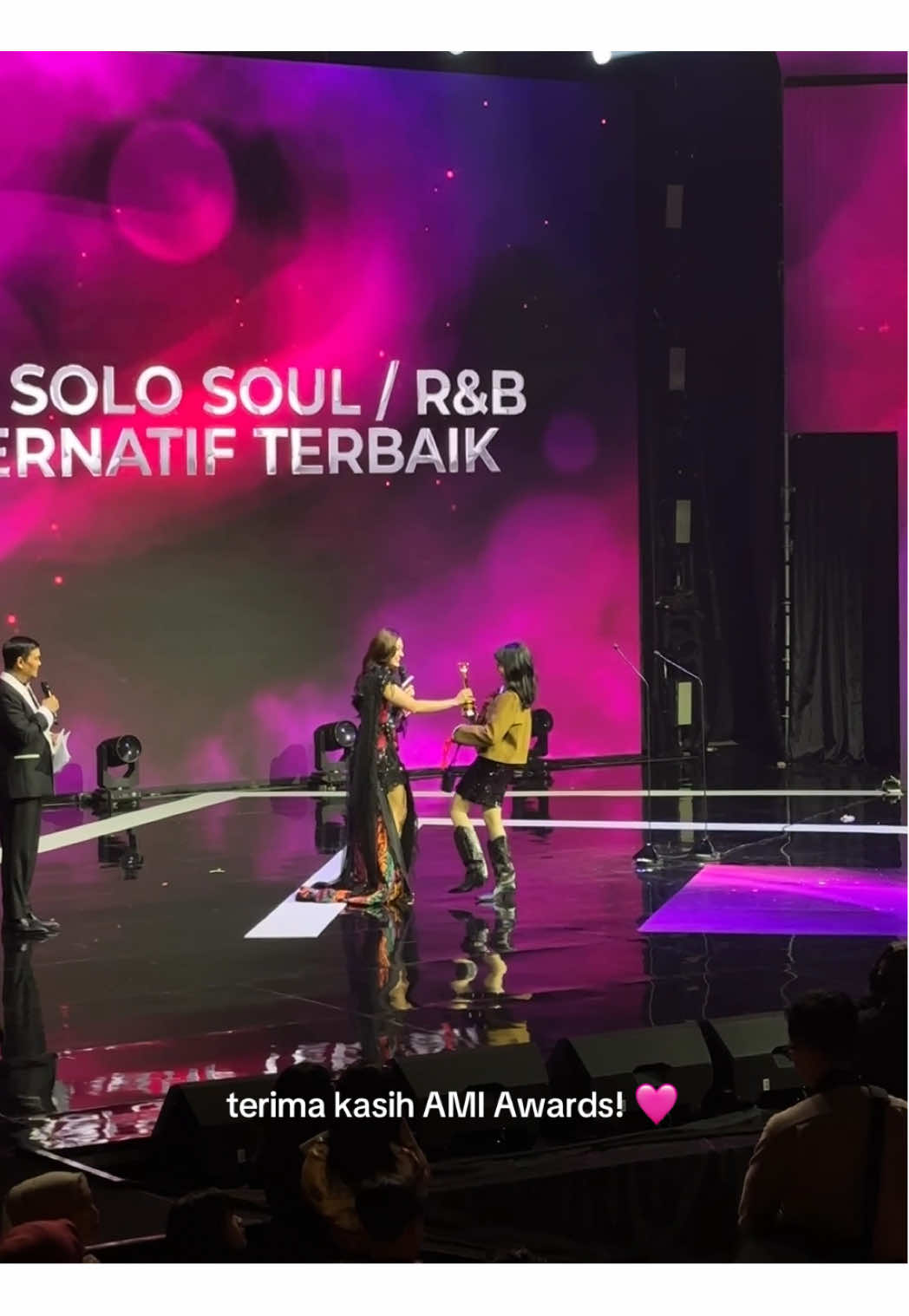 Artis Solo Soul/R&B Alternative Terbaik 2025 🤎 menurut Ami Awards Indonesia! terimaaaa kasih!!!!! 🫶🏻✨