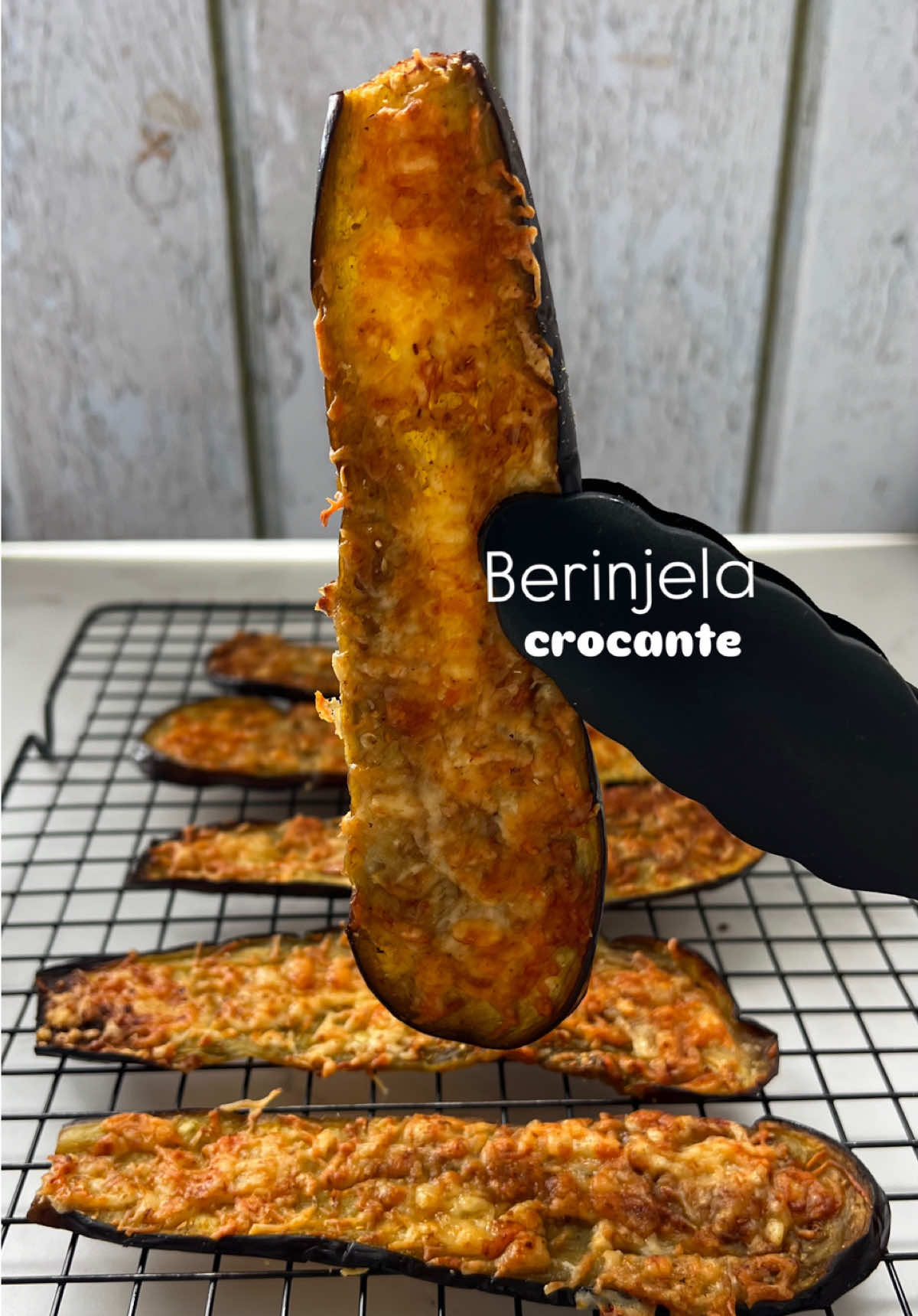 ✨BERINJELA CROCANTE🍆✨ Aqui em casa, a berinjela era um “caso perdido” — ninguém queria nem ver por perto 😅 Mas bastou testar essa versão crocante, saborosa e super prática, que tudo mudou! 🍆 Ela fica douradinha, leve e irresistível — perfeita pra acompanhar o almoço ou servir de petisco. O segredo tá nos temperos da @Pitada Natural , que fazem toda diferença: 🧂 Sal com alho-poró  🌿 Sal com cebola e salsa  🍋 Sal com limão siciliano  Temperos 100% naturais, sem aditivos, sem conservantes e com sabor de verdade. A combinação perfeita pra transformar até quem “não gosta de berinjela” em fã número 1. 💚 Salva esse Reels pra testar e me marca quando fizer! #berinjelacrocante #pitadanatural #receitasaudavel #comidasaudavel #cozinhaprática   