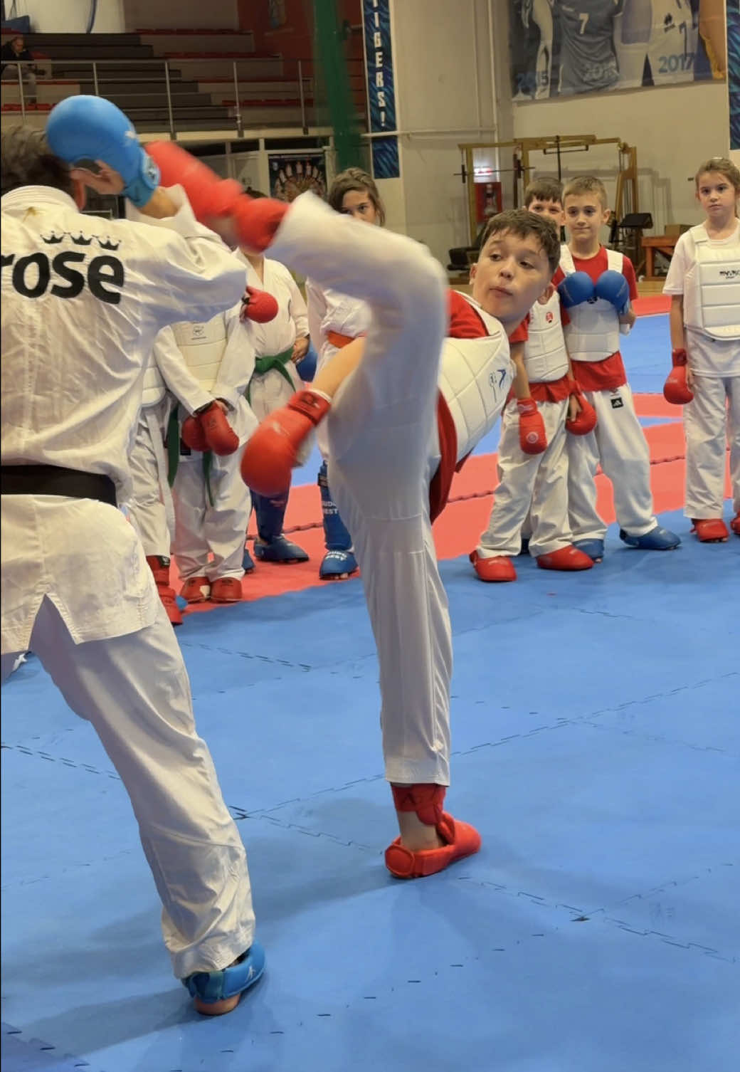 Durante o seminário na Romênia 🇷🇴, trabalhamos com as crianças como se prepararem para aplicar o Ashibarai contra os chutes mais comuns das competições atuais 🦵⚡️ Usamos combinações simples do ataque do próprio oponente, onde o chute dele se conecta ao nosso Ashibarai. A partir daí, precisamos contra-atacar no tempo exato ⏱️, derrubando com segurança e eficiência. Essa habilidade nasce agora; depois fica muito mais difícil construir. Por isso, a técnica fina e a leitura tática precisam começar na infância 🔥 #KarateForLife #Brosteam ⸻ During the seminar in Romania 🇷🇴, we worked with the kids on how to prepare to use Ashibarai against the most common kicks in modern competitions 🦵⚡️ We used simple combinations that start from the opponent’s own attack, connecting their kick with our Ashibarai.  From there, we must counter at the exact moment ⏱️, sweeping with safety and efficiency. This ability must be built now; later, it becomes much harder to develop. That’s why fine technique and tactical reading need to start in childhood 🔥