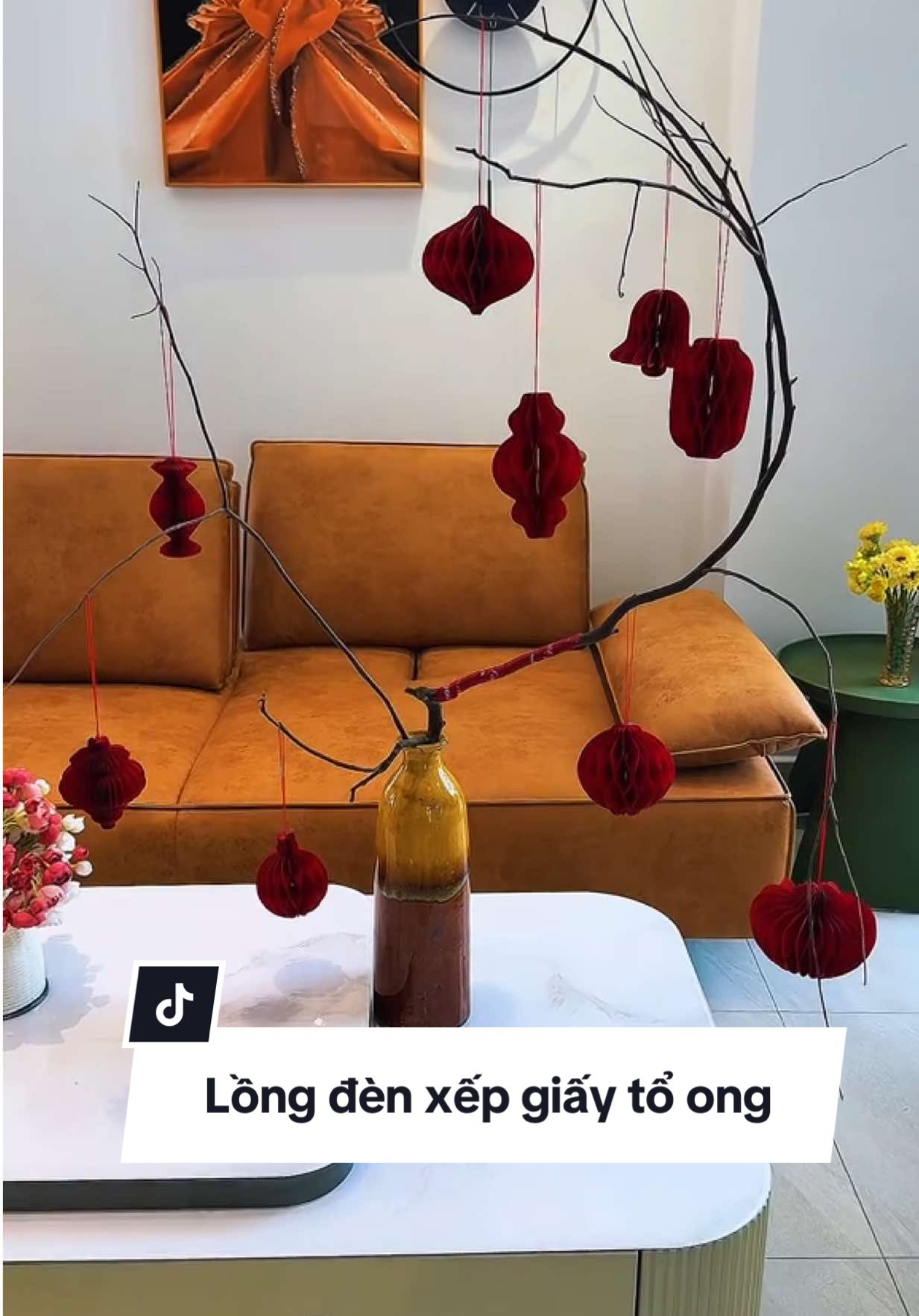 Mình treo mấy cái đèn lồng giấy xếp này lên là góc nhà sáng bừng không khí Tết liền. Giấy đứng form, màu đỏ lên hình rất đẹp. Treo đâu cũng hợp, nhẹ mà sang. Nhìn vô thấy rộn ràng, ấm cúng hẳn luôn, thích lắm mọi người. #mecaphe #dcgr #denlongtrangtri #denlongtrangtritet #denlongtoong 