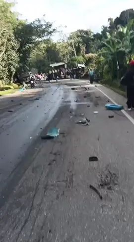 San Gil y socorro la bajada del aeropuerto solo daños materiales #colombian_truckers #bigrig #COLOMBIA #FREIGHTLINER #BRASIL 